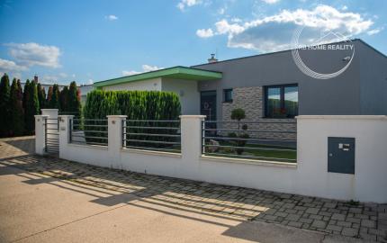 REZERVOVANÝ moderný 4-iz. rodinný dom s dvojgarážou, terasou a záhradou Báč - Kyselica, okr. Dun. Streda
