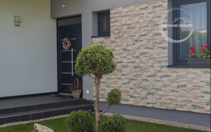 REZERVOVANÝ moderný 4-iz. rodinný dom s dvojgarážou, terasou a záhradou Báč - Kyselica, okr. Dun. Streda