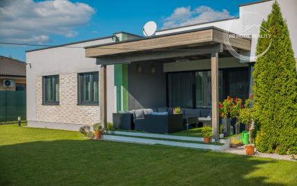 REZERVOVANÝ moderný 4-iz. rodinný dom s dvojgarážou, terasou a záhradou Báč - Kyselica, okr. Dun. Streda