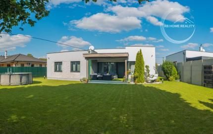 REZERVOVANÝ moderný 4-iz. rodinný dom s dvojgarážou, terasou a záhradou Báč - Kyselica, okr. Dun. Streda