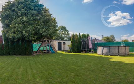 REZERVOVANÝ moderný 4-iz. rodinný dom s dvojgarážou, terasou a záhradou Báč - Kyselica, okr. Dun. Streda