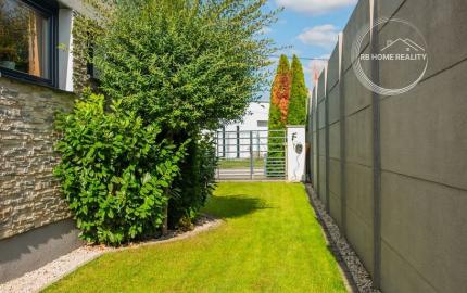 REZERVOVANÝ moderný 4-iz. rodinný dom s dvojgarážou, terasou a záhradou Báč - Kyselica, okr. Dun. Streda