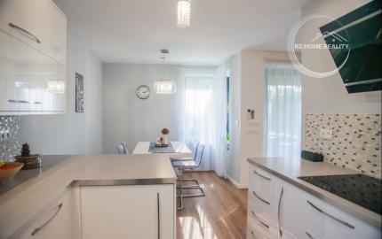 REZERVOVANÝ moderný 4-iz. rodinný dom s dvojgarážou, terasou a záhradou Báč - Kyselica, okr. Dun. Streda