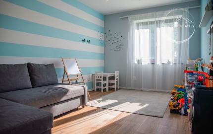 REZERVOVANÝ moderný 4-iz. rodinný dom s dvojgarážou, terasou a záhradou Báč - Kyselica, okr. Dun. Streda