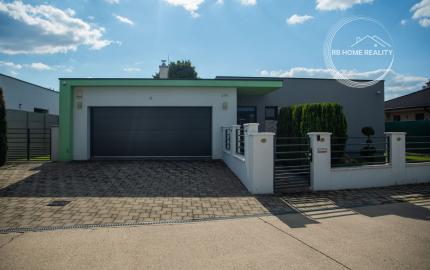 REZERVOVANÝ moderný 4-iz. rodinný dom s dvojgarážou, terasou a záhradou Báč - Kyselica, okr. Dun. Streda