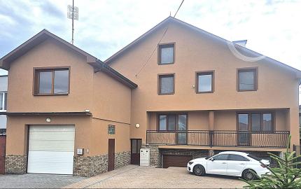 NA PREDAJ 5-iz. byt 339m² so suterénom na bývanie aj podnikanie v meste Šamorín, časť Mliečno