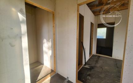 NA PREDAJ 2-izbová rozostavaná stavba rodinného domu (74 m²) – Jelka, okres Galanta