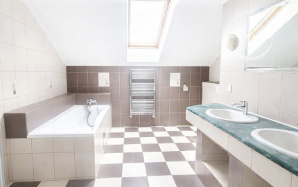 NA PREDAJ 5-iz. byt 339m² so suterénom na bývanie aj podnikanie v meste Šamorín, časť Mliečno