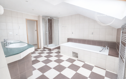 NA PREDAJ 5-iz. byt 339m² so suterénom na bývanie aj podnikanie v meste Šamorín, časť Mliečno