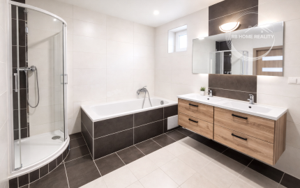 NA PREDAJ 5-iz. byt 264 m² v rodinnom dome so suterénom na bývanie aj podnikanie v meste Šamorín, časť Mliečno