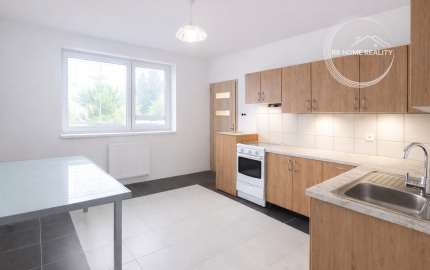 NA PREDAJ 5-iz. byt 264 m² v rodinnom dome so suterénom na bývanie aj podnikanie v meste Šamorín, časť Mliečno