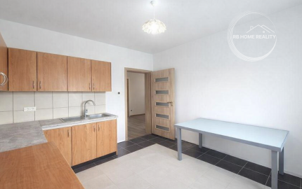 NA PREDAJ 5-iz. byt 264 m² v rodinnom dome so suterénom na bývanie aj podnikanie v meste Šamorín, časť Mliečno