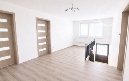 NA PREDAJ 5-iz. byt 264 m² v rodinnom dome so suterénom na bývanie aj podnikanie v meste Šamorín, časť Mliečno