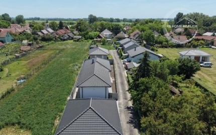Na PREDAJ moderný 4-izbový rodinný dom s garážou a krytou terasou – novostavba Kyselica