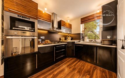 Na PREDAJ rodinný dom s dvojgarážou 136m² s pozemkom 570m² a upravenou záhradou – Horná Potôň