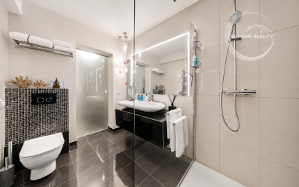 Na PREDAJ rodinný dom s dvojgarážou 136m² s pozemkom 570m² a upravenou záhradou – Horná Potôň