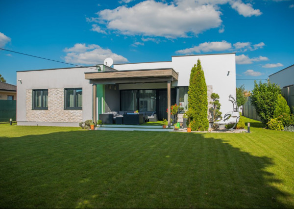 REZERVOVANÝ moderný 4-iz. rodinný dom s dvojgarážou, terasou a záhradou Báč - Kyselica, okr. Dun. Streda