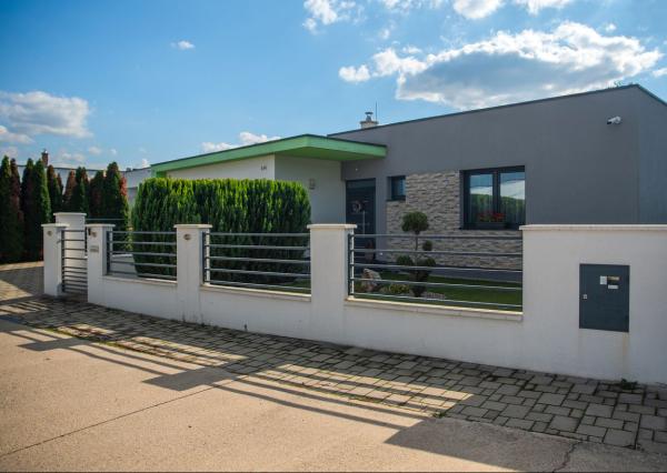 REZERVOVANÝ moderný 4-iz. rodinný dom s dvojgarážou, terasou a záhradou Báč - Kyselica, okr. Dun. Streda