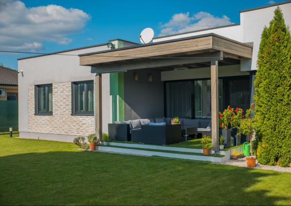 REZERVOVANÝ moderný 4-iz. rodinný dom s dvojgarážou, terasou a záhradou Báč - Kyselica, okr. Dun. Streda