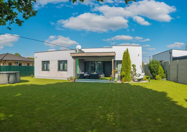 REZERVOVANÝ moderný 4-iz. rodinný dom s dvojgarážou, terasou a záhradou Báč - Kyselica, okr. Dun. Streda