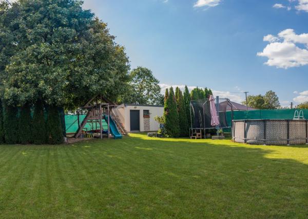 REZERVOVANÝ moderný 4-iz. rodinný dom s dvojgarážou, terasou a záhradou Báč - Kyselica, okr. Dun. Streda