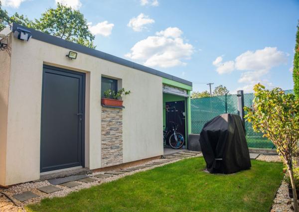 REZERVOVANÝ moderný 4-iz. rodinný dom s dvojgarážou, terasou a záhradou Báč - Kyselica, okr. Dun. Streda