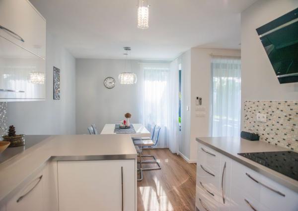 REZERVOVANÝ moderný 4-iz. rodinný dom s dvojgarážou, terasou a záhradou Báč - Kyselica, okr. Dun. Streda