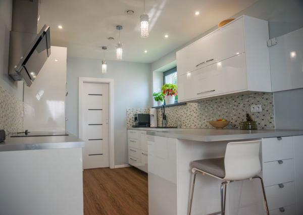 REZERVOVANÝ moderný 4-iz. rodinný dom s dvojgarážou, terasou a záhradou Báč - Kyselica, okr. Dun. Streda