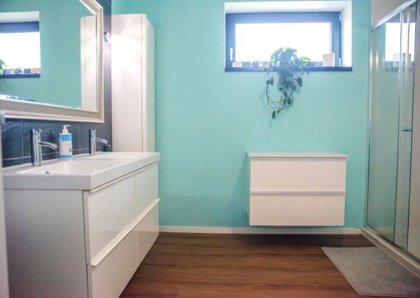 REZERVOVANÝ moderný 4-iz. rodinný dom s dvojgarážou, terasou a záhradou Báč - Kyselica, okr. Dun. Streda