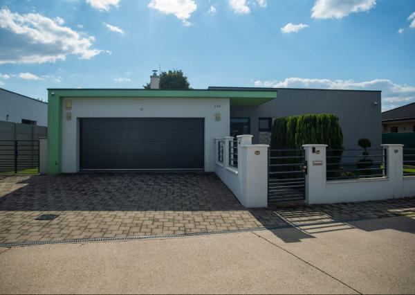 REZERVOVANÝ moderný 4-iz. rodinný dom s dvojgarážou, terasou a záhradou Báč - Kyselica, okr. Dun. Streda