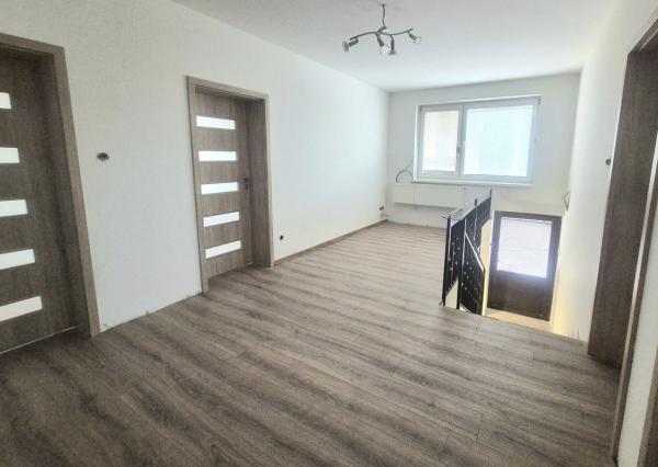 NA PREDAJ 5-iz. byt 264 m² v rodinnom dome so suterénom na bývanie aj podnikanie v meste Šamorín, časť Mliečno