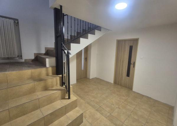 NA PREDAJ 5-iz. byt 264 m² v rodinnom dome so suterénom na bývanie aj podnikanie v meste Šamorín, časť Mliečno