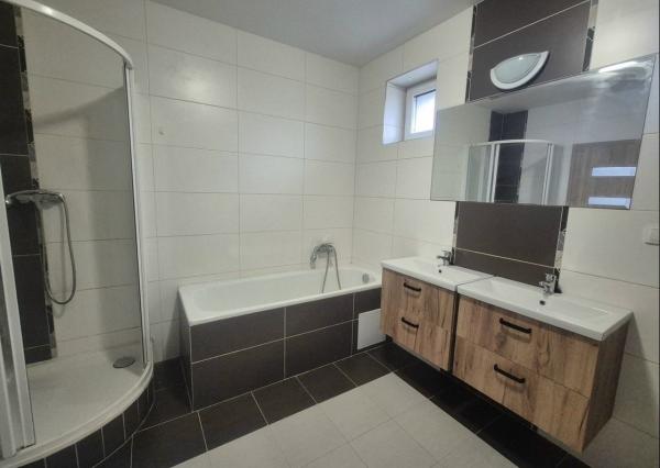 NA PREDAJ 5-iz. byt 264 m² v rodinnom dome so suterénom na bývanie aj podnikanie v meste Šamorín, časť Mliečno