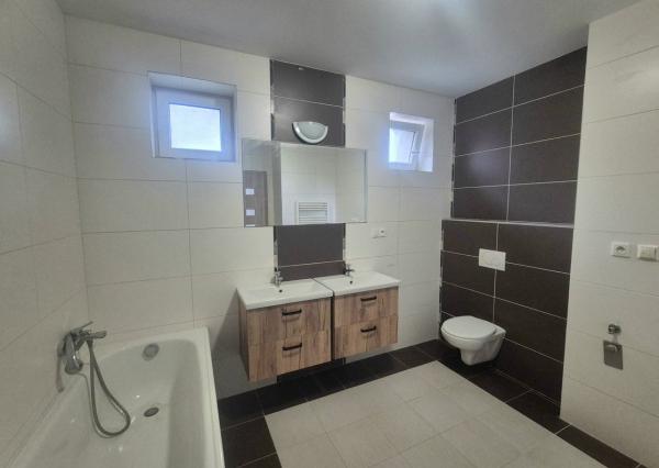 NA PREDAJ 5-iz. byt 264 m² v rodinnom dome so suterénom na bývanie aj podnikanie v meste Šamorín, časť Mliečno