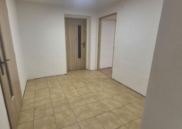 NA PREDAJ 5-iz. byt 264 m² v rodinnom dome so suterénom na bývanie aj podnikanie v meste Šamorín, časť Mliečno