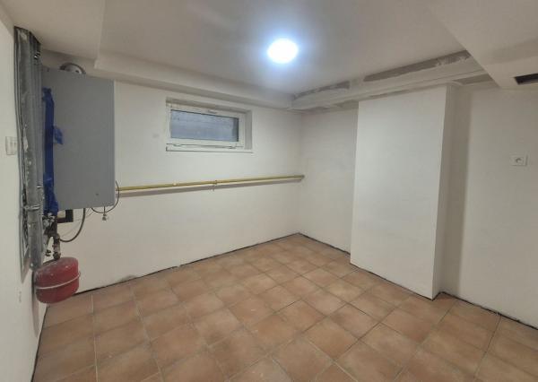 NA PREDAJ 5-iz. byt 264 m² v rodinnom dome so suterénom na bývanie aj podnikanie v meste Šamorín, časť Mliečno