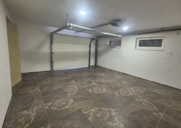 NA PREDAJ 5-iz. byt 264 m² v rodinnom dome so suterénom na bývanie aj podnikanie v meste Šamorín, časť Mliečno
