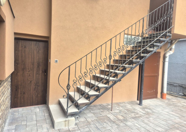 NA PREDAJ 5-iz. byt 339m² so suterénom na bývanie aj podnikanie v meste Šamorín, časť Mliečno