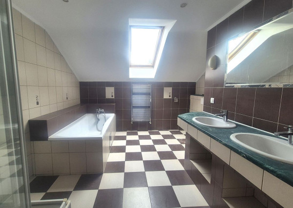 NA PREDAJ 5-iz. byt 339m² so suterénom na bývanie aj podnikanie v meste Šamorín, časť Mliečno