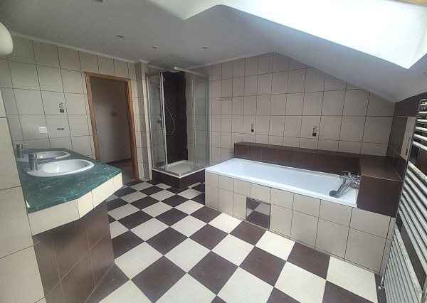 NA PREDAJ 5-iz. byt 339m² so suterénom na bývanie aj podnikanie v meste Šamorín, časť Mliečno