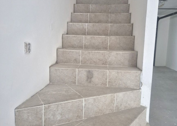 NA PREDAJ 5-iz. byt 339m² so suterénom na bývanie aj podnikanie v meste Šamorín, časť Mliečno