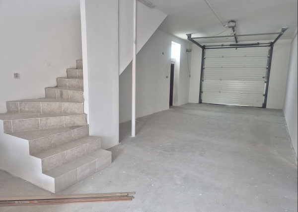 NA PREDAJ 5-iz. byt 339m² so suterénom na bývanie aj podnikanie v meste Šamorín, časť Mliečno