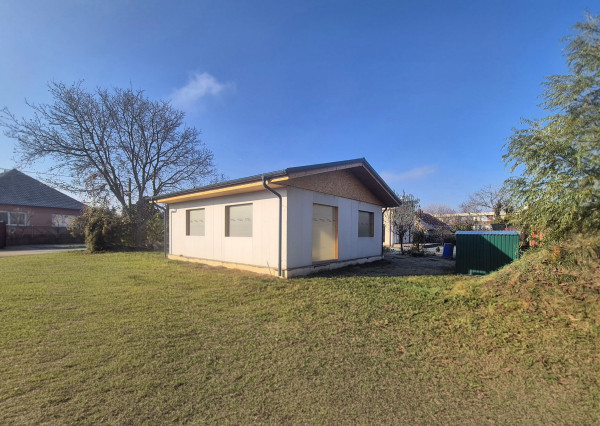 NA PREDAJ 2-izbová rozostavaná stavba rodinného domu (74 m²) – Jelka, okres Galanta