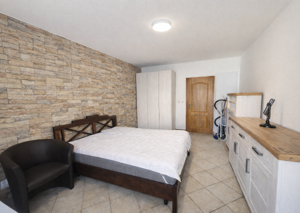 NA PREDAJ priestranný 2-izbový byt (86 m²) s loggiou (2 m²) v modernej tehlovej novostavbe v mestskej časti Ružinov – Trnávka, Bratislava