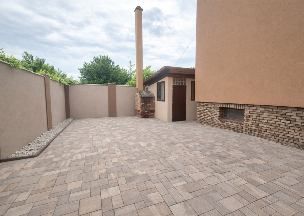 NA PREDAJ 5-iz. byt 264 m² v rodinnom dome so suterénom na bývanie aj podnikanie v meste Šamorín, časť Mliečno