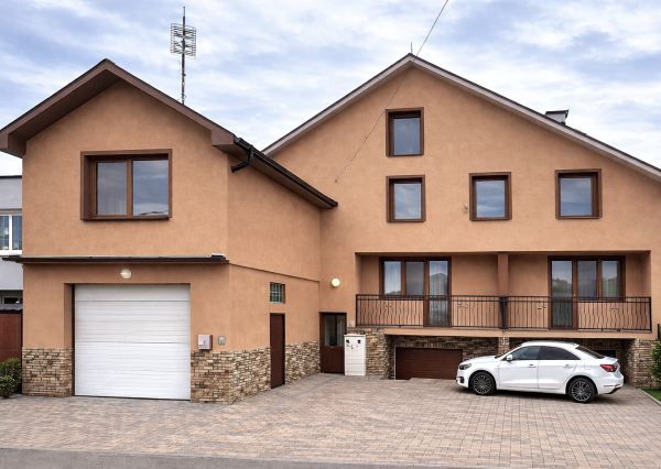 NA PREDAJ 5-iz. byt 339m² so suterénom na bývanie aj podnikanie v meste Šamorín, časť Mliečno