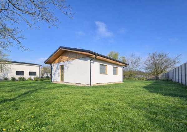 ZNÍŽENÁ CENA! NA PREDAJ 2-izbová rozostavaná stavba rodinného domu (74 m²) – Jelka, okres Galanta