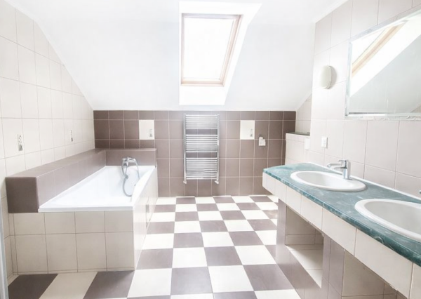 NA PREDAJ 5-iz. byt 339m² so suterénom na bývanie aj podnikanie v meste Šamorín, časť Mliečno