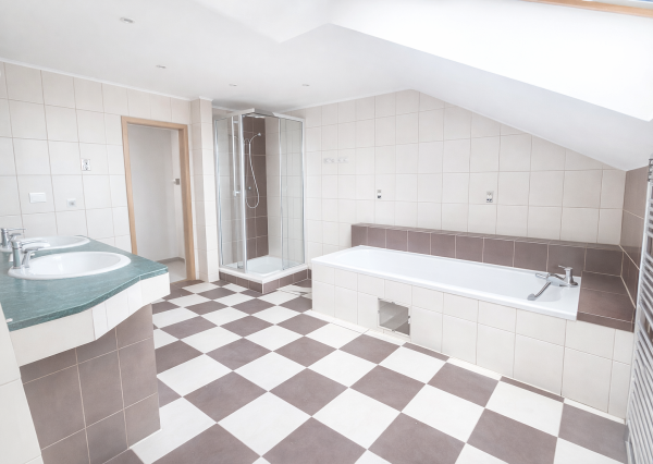 NA PREDAJ 5-iz. byt 339m² so suterénom na bývanie aj podnikanie v meste Šamorín, časť Mliečno