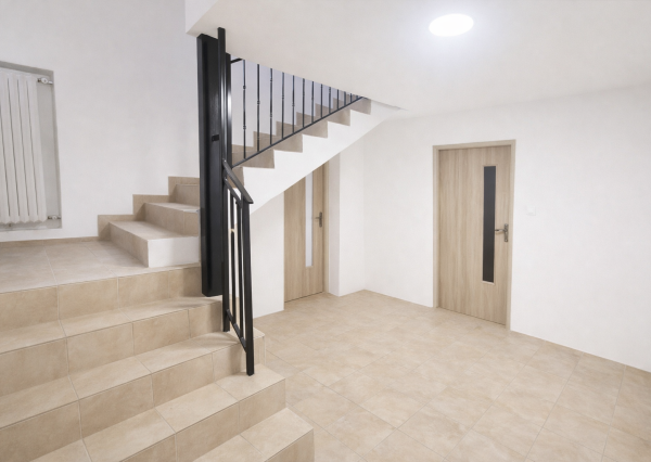 NA PREDAJ 5-iz. byt 264 m² v rodinnom dome so suterénom na bývanie aj podnikanie v meste Šamorín, časť Mliečno